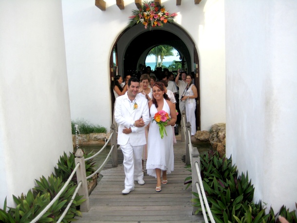 Nadia Serna e Ignacio Martínez  en su boda en la playa Xpuha, Riviera Maya México.