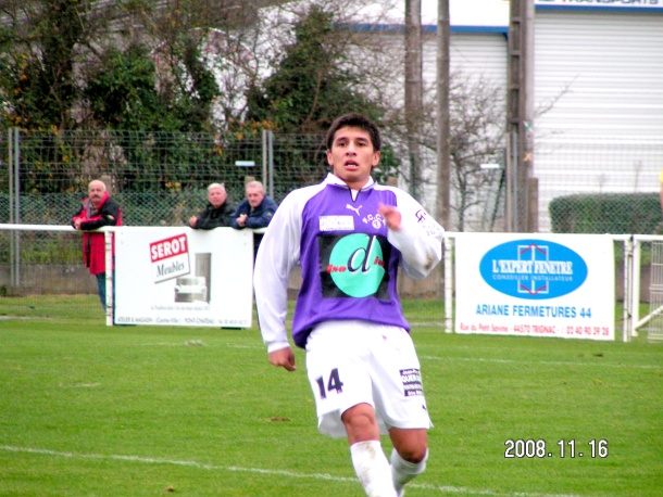 Carlos Chacon con el equipo de la Chapelle des marais en Francia.