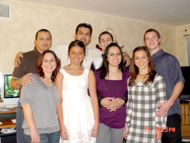 Familia Rodriguez celebrando navidad en Santa Ana, California.