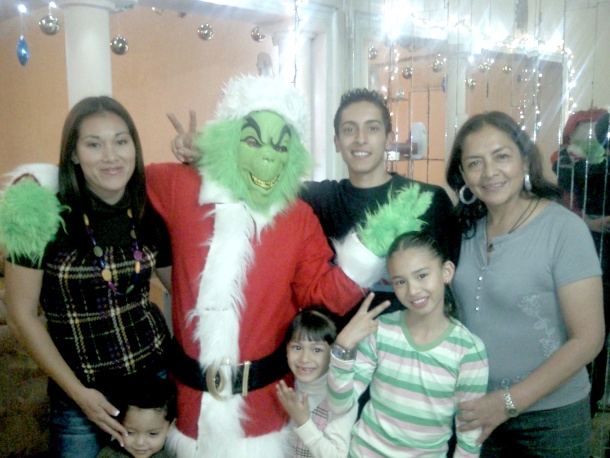 Familia Santillanes Salazar y nietos el día 24 de diciembre en entrega de regalos.