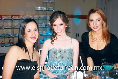 Sofía Vega de Martínez, Lizzette Cornú Rivera y Luz Areli Astorga.