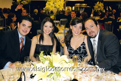 José y Sophia Cantú, Velia y José Luis Salinas.