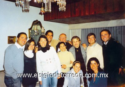 Grata reunión en año nuevo
Manuel Villegas Camil, Rocío Cabranes de Villegas, Rocío de Villegas Camil, Jorge Camil Garza, Sofía García de Gurza, Fernando Gurza, Alfredo Villegas Camil, Pamela de Villegas Camil y María Pia Camil.