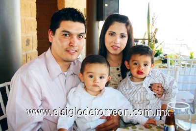 José Mario y Minerva Rodríguez junto a sus hijos Emiliano y Santiago Rodríguez.