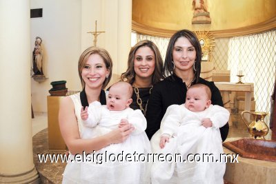 María del Mar Arenas de Sada y José Andrés Pérez Sada, Blanca Ramírez de Murra y José Pablo Pérez Sada; en compañía de la madre de los pequeños Selina Sada de Pérez.