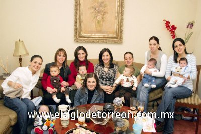 Una hermosa espera
Sofía Ortíz de Flores, Sofía Garza de Marcos, Paola Ramos de Gallegos, Ale Murra de Papadópulos, Sofía Papadópulos de Mijares, Ana Tere García de Torres, Lorena García de Cárdenas y Ana Claudia Baca de Regueiro con sus lindos bebés.