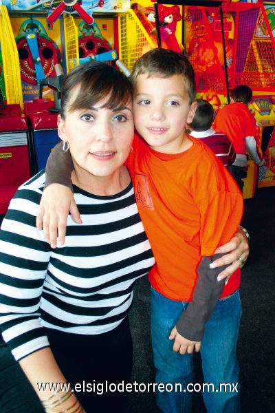 ¡Feliz Cumpleaños!
María Luisa Ramos de Jalife con su hijo Andrés Jalife Ramos