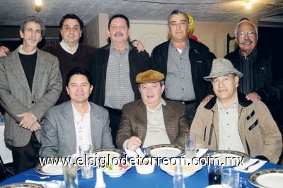 Octavio Acuña, Javier Garza, Jorge Leal, Blas Pérez, Miguel Mena, Joaquín Echávez y Rogelio Sada junto al festejado.