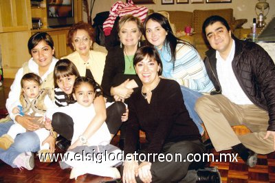 Blanca Ramírez, Magdalena Pérez, Mary Carmen de Fahur, Jorge Fahur, Sofía Castro, Maggie Estrada, Maricarmen y Magda Fahur.