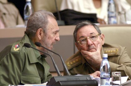 El documento firmado por Castro, que delegó sus cargos provisionalmente en julio de 2006 en su hermano Raúl, de 76 años, afirma que “las nuevas generaciones cuentan con la autoridad y la experiencia para garantizar el reemplazo”.