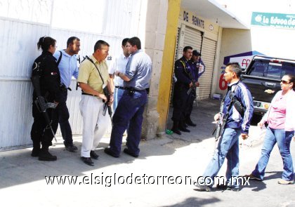 Mientras que por el radio de los agentes se escuchaba que los presuntos asesinos al parecer merodeaban por el fraccionamiento Jardines de Durango, personal del grupo de Homicidios y peritos de la Procuraduría hacían su trabajo en el interior del estacionamiento donde se suscitaron los disparos.