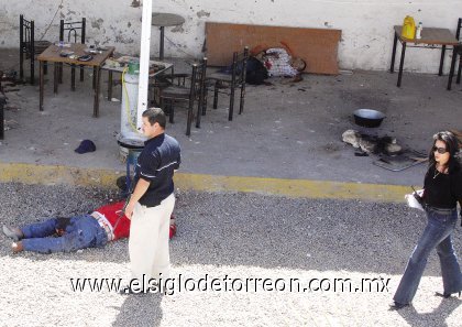 Las victímas usaban pantalón de mezclilla y botas vaqueras, quedando uno “rafagueado” contra la pared y el otro bocabajo sobre la gravilla del estacionamiento.