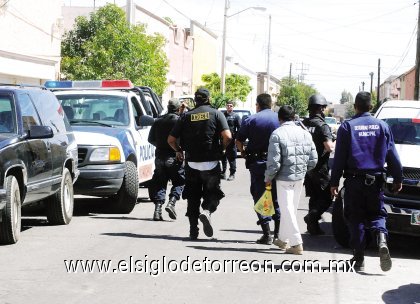 Después de que los agresores que resultaron lesionados fueran llevados por sus mismos compañeros a la Clínica Santa Catarina, los agentes policiacos detectaron dos camionetas, una Sonora de color gris en el bulevar De las Rosas, y una Tahoe negra, con engomado de la Ciudad de México.