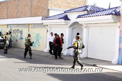 Más de 200 casquillos percutidos por potentes fusiles de los llamados “cuerno de chivo” se apreciaban regados y  manchados de sangre en un estacionamiento público ubicado en la Zona Centro de la ciudad.