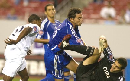 La selección anfitriona tuvo más oportunidades de marcar, incluido un tiro al poste de Adu y remates de Dax McCarty, otra de las figuras estadounidenses, y de Josmer Altidore, pero al final la defensa y el portero cubano, José Manuel Miranda, las neutralizaron.