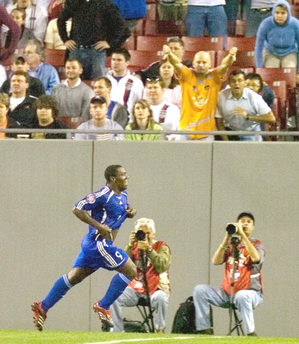 Los goles del partido fueron marcados por el delantero estadounidense Freddy Adu, al minuto 14, y el cubano Roberto Linares, a los 42.