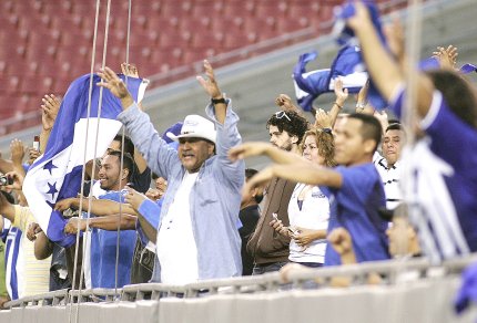 Aficionados de la selección hondureña celebraron el triunfo de su equipo ante Panamá.