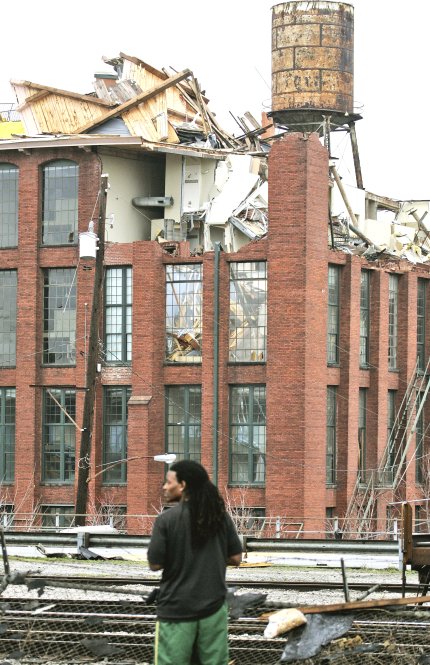 Varios testigos señalaron a CNN que el centro de Atlanta parece una zona de guerra, con las calles llenas de cristales rotos, árboles caídos y tejados desprendidos de las casas.