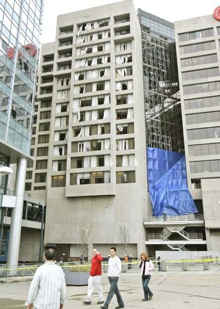 La tormenta destruyó los vidrios de cientos de ventanas de rascacielos, cubrió de escombros varios puntos de la ciudad y derribó parte de un edificio de departamentos.