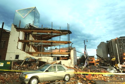 La calles en torno del Centro de CNN y el Parque Olímpico, además de los estadios Georgia Dome y Phillips Arena, estaban alfombradas de vidrios rotos, alambres sueltos del tendido eléctrico, ladrillos y hasta muebles que habían salido despedidos por las ventanas.