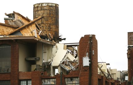 En menos de 24 horas después que un tornado con ráfagas de hasta 209 kilómetros por hora dejó un sendero de destrucción de 10 kilómetros  por el centro de Atlanta, incluyendo la redacción de la emisora CNN que pasó a transmitir programación grabada.