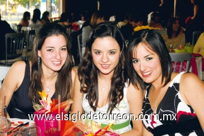 Mónica Gutiérrez, Andrea y Natalia Marroquín.