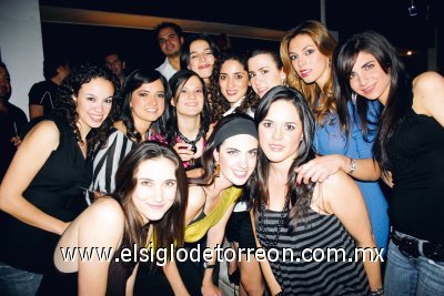 La festejada junto a sus amigas Deborah Mery, Ana Rosa Pérez, Paty Llama, Ana Cepeda de Gilio, Ana Sofía González, Alejandra Batarse, Alejandra Maisterrena, Any Díaz de León y Margarita Martínez.