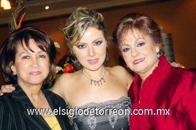 Las organizadoras Martha Arcaute de Rosales e Isabel Mijares de Zúñiga junto a la futura novia.