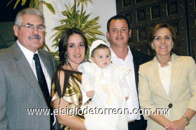 Recibe las aguas del bautismo
Juan Manuel Cepeda Dovala, Susana Beltrán del Río de Issa, Roberto Issa Beltrán del Río, Juan Carlos Issa Gándara y Guillermina Salcido de Cepeda.