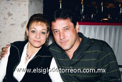 Sandra de Romero y Carlos Romero.