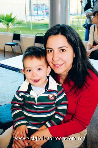 Jorge Guerrero Ruiz con su mamá Helda Ruiz.