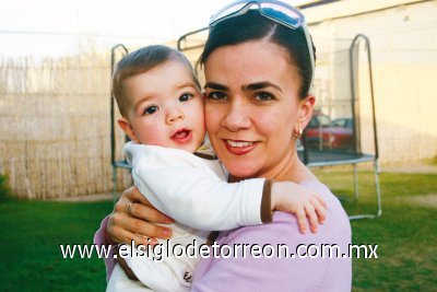 Miguel Jiménez Sleiman con su mamá Cynthia.