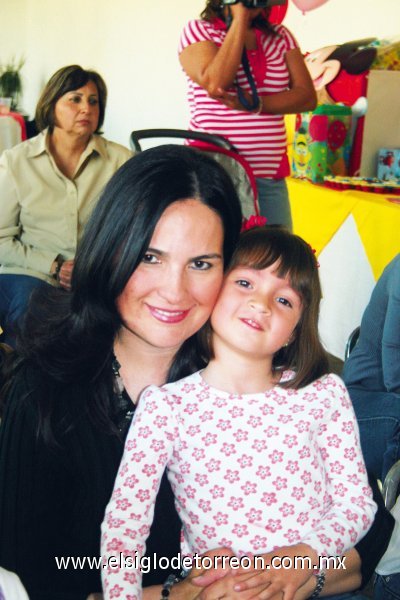 Ana Nava de Fernández con su hija Isabel Fernández Nava.