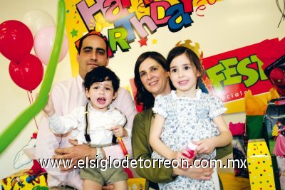 Cumplen 2 y 4 años
Fernando e Isabel Murra con sus hijos Fernando y Sofía Murra.