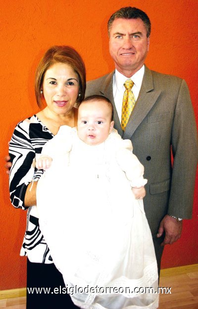 El pequeño Luis Eduardo Olivares Reyes junto a sus abuelos paternos, María Luisa Martínez de Olivares y Porfirio Olivares Robles.