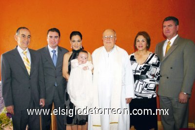 Celso Reyes, Luis Eduardo Olivares Martínez, Paty Reyes de Olivares con su hijo Luis Eduardo, Pbro. Patricio Aguirre Fuente, María Luisa Martínez de Olivares y Porfirio Olivares Robles.