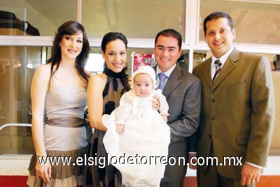 Lindo bautizo
El festejado junto a sus padres Paty Reyes de Olivares y Luis Eduardo Olivares Martínez, así como sus padrinos Vicky Ibargüengoytia de Murra y Gerardo Murra Rebollo.