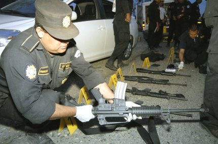 En la refriega, los presuntos criminales utilizaron granadas y rifles AK-47, así como fusiles de asalto AR-15.