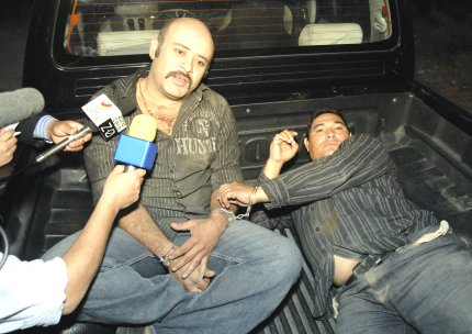 Los detenidos fueron capturados tiempo después, cuando huían del lugar a bordo de un auto robado.