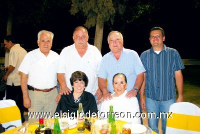 Enedina de Ortiz, Beatriz de Ortíz, Víctor H. Vizcarra, Hassan Ortiz, Ángel Ortíz y Humberto Vizcarra.