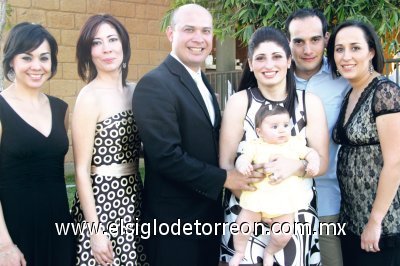 Recibe la bendición
La pequeña Regina junto a sus padres Mauricio Silos Cepeda y Zaira Gutiérrez de Silos, así como sus padrinos y madrinas Susana Silos Cepeda, Vania Gutiérrez Barrera, Leonel Rodríguez de Hoyos y Sarah de los Santos de Rodríguez.