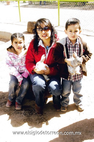 Daniela Arias, Paty Cueva y Pablo Araluce.