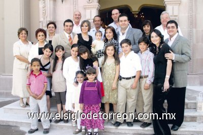 La pequeña María Sofía Castro Fahur junto a sus padres Raúl Castro Ramos y Magdalena Fahur de Castro, sus padrinos Rogelio Veyán y Claudia Castro de Veyán, así como demás invitados y familia.