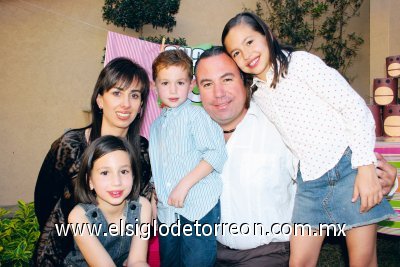 Cumplen 5 y 8 años
Eva López de Aguilera y Jaime Aguilera con sus hijos Luisa, Jaime y Daniela Aguilera López.