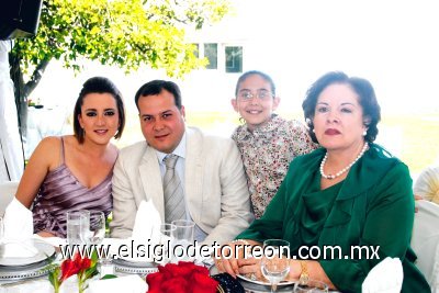 Alma Villalobos, Jesús de la Garza, Cristina Saldaña y Cristina Acosta de De la Garza.