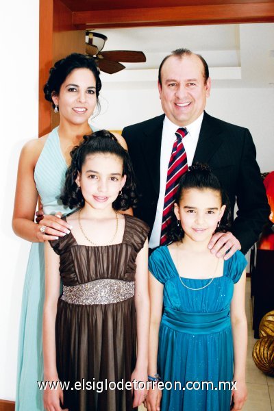 Unidos en matrimonio
Esther Garza y Tolano González con sus hijas Andrea e Isabela.