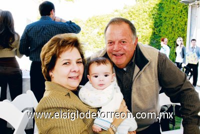 Susana Sánchez de Jalife y Carlos Jalife García con su nieto Daniel Jalife Garza-Tijerina.