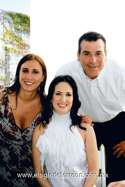 Violeta García, Emerson Esparza e Iliana Garza-Tijerina.