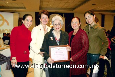 Reconocen a mujer emprendedora
En el marco del Día internacional de la Mujer, el Instituto de la Mujer Duranguense y la Procuraduría de la Defensa de la Mujer, a través del R. Ayuntamiento de Gómez Palacio, le otorgaron un reconocimiento a Dona María del Refugio Zozaya de Romo por haber distinguido con sus labores de servicio a la comunidad.