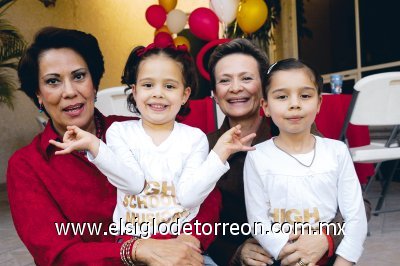 Las  felices abuelas Maga   Anaya de Obeso y  Tere Hamdan de Martínez con  Valeria y  Mariana Obeso.